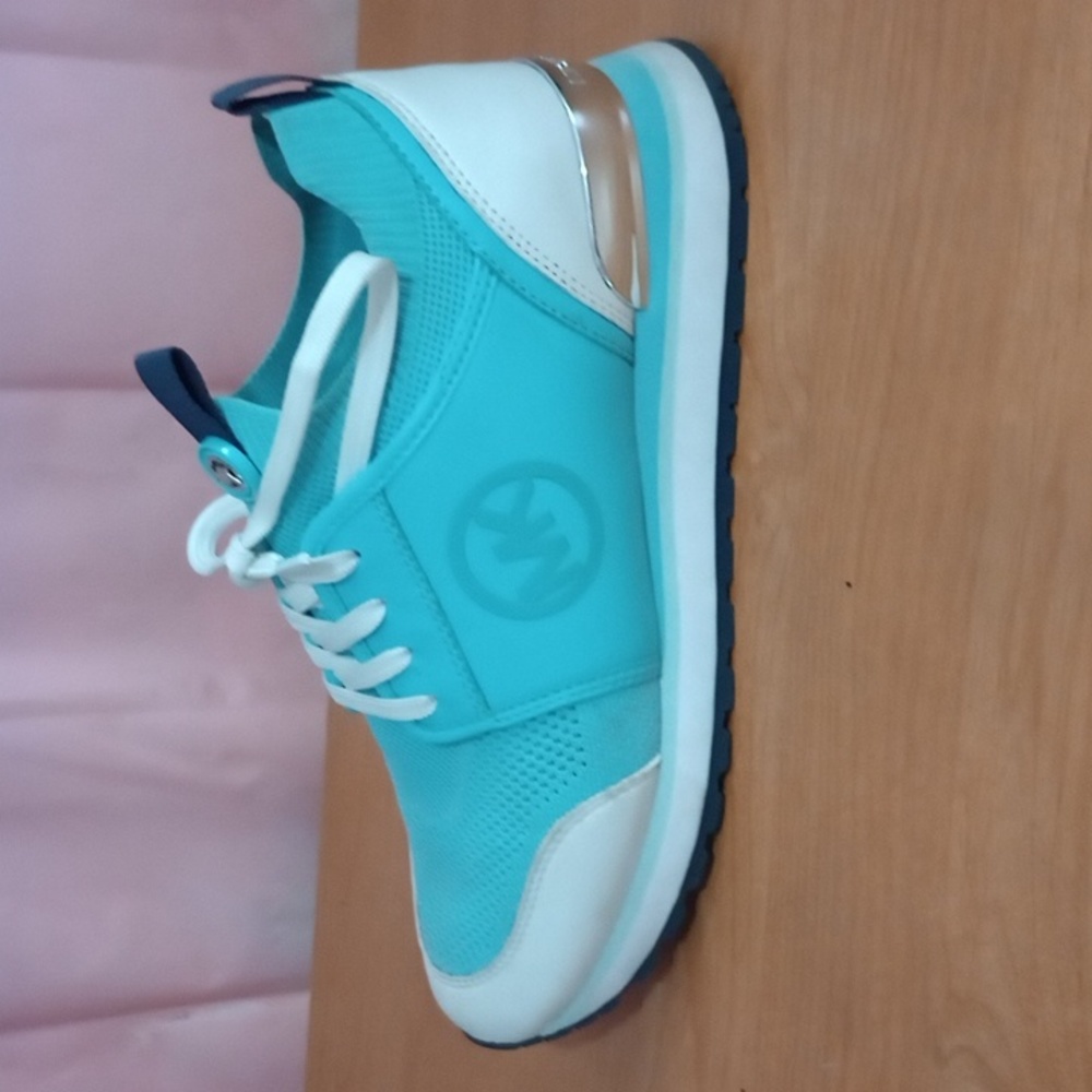 Shoe - Picture 2 of 2